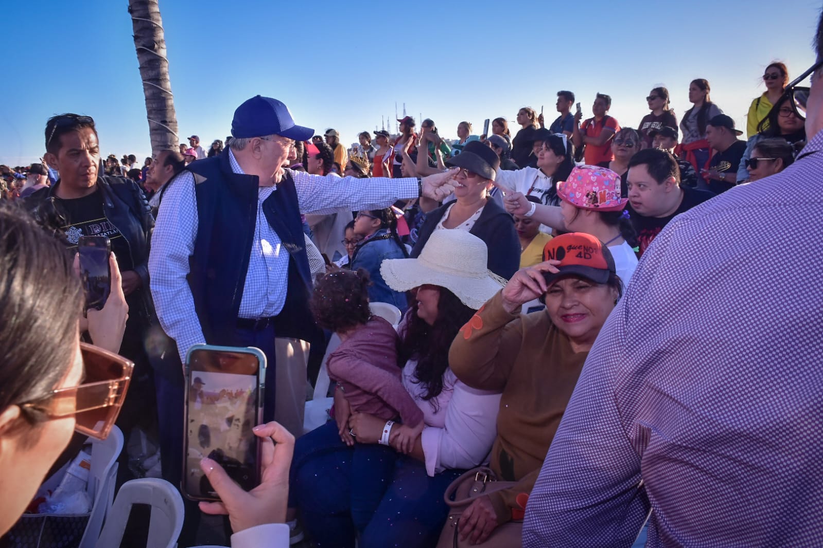 Lee más sobre el artículo Asiste Rocha al primer desfile del Carnaval 2024 en Mazatlán