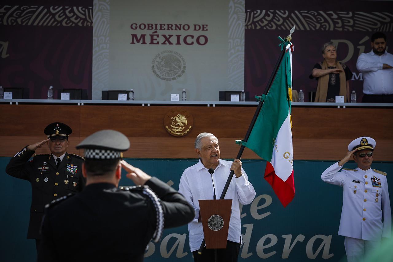 Lee más sobre el artículo AMLO conmemora el Día de la Bandera en Mazatlán.