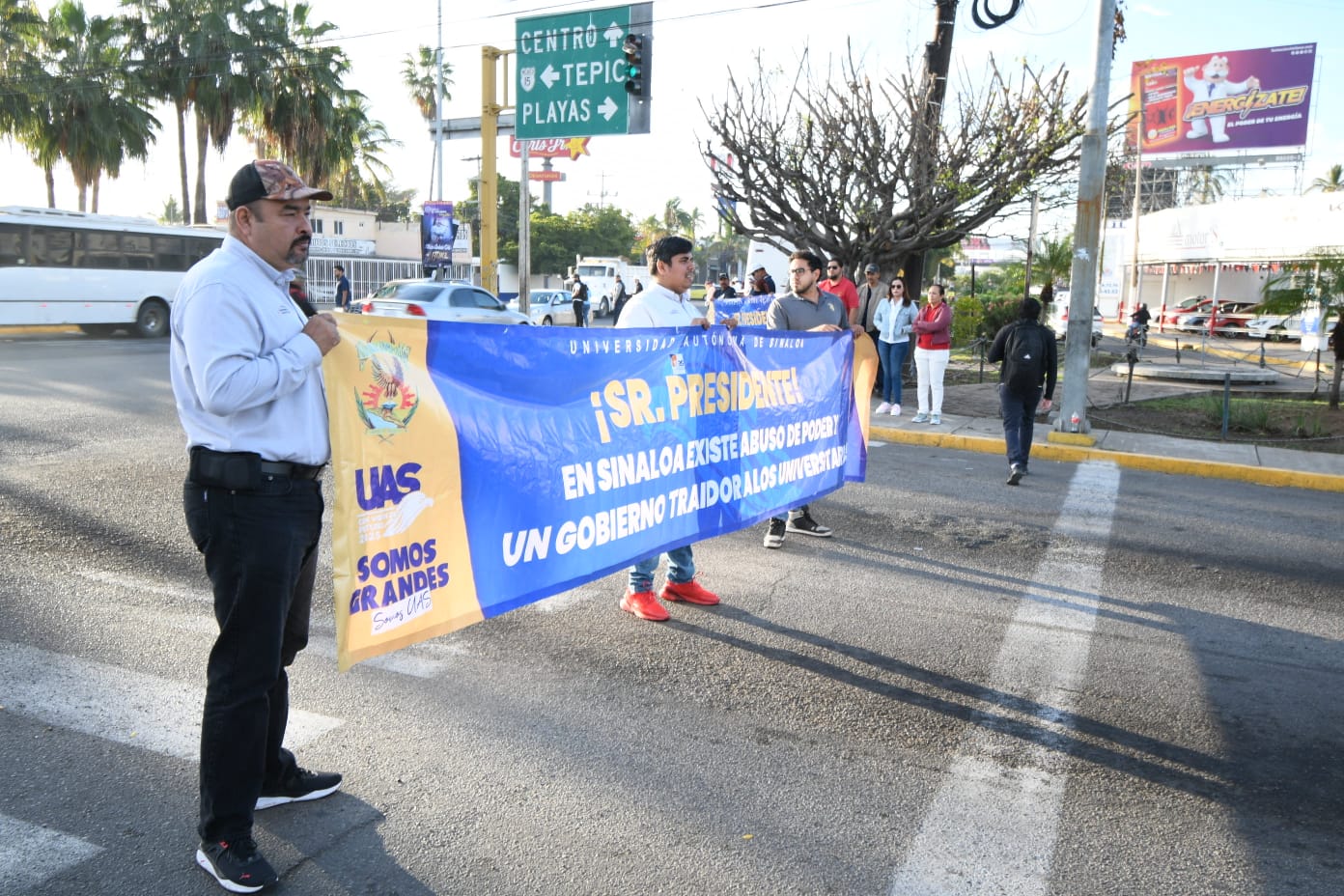 Lee más sobre el artículo Universitarios Salen a los Cruceros Viales de Mazatlán.