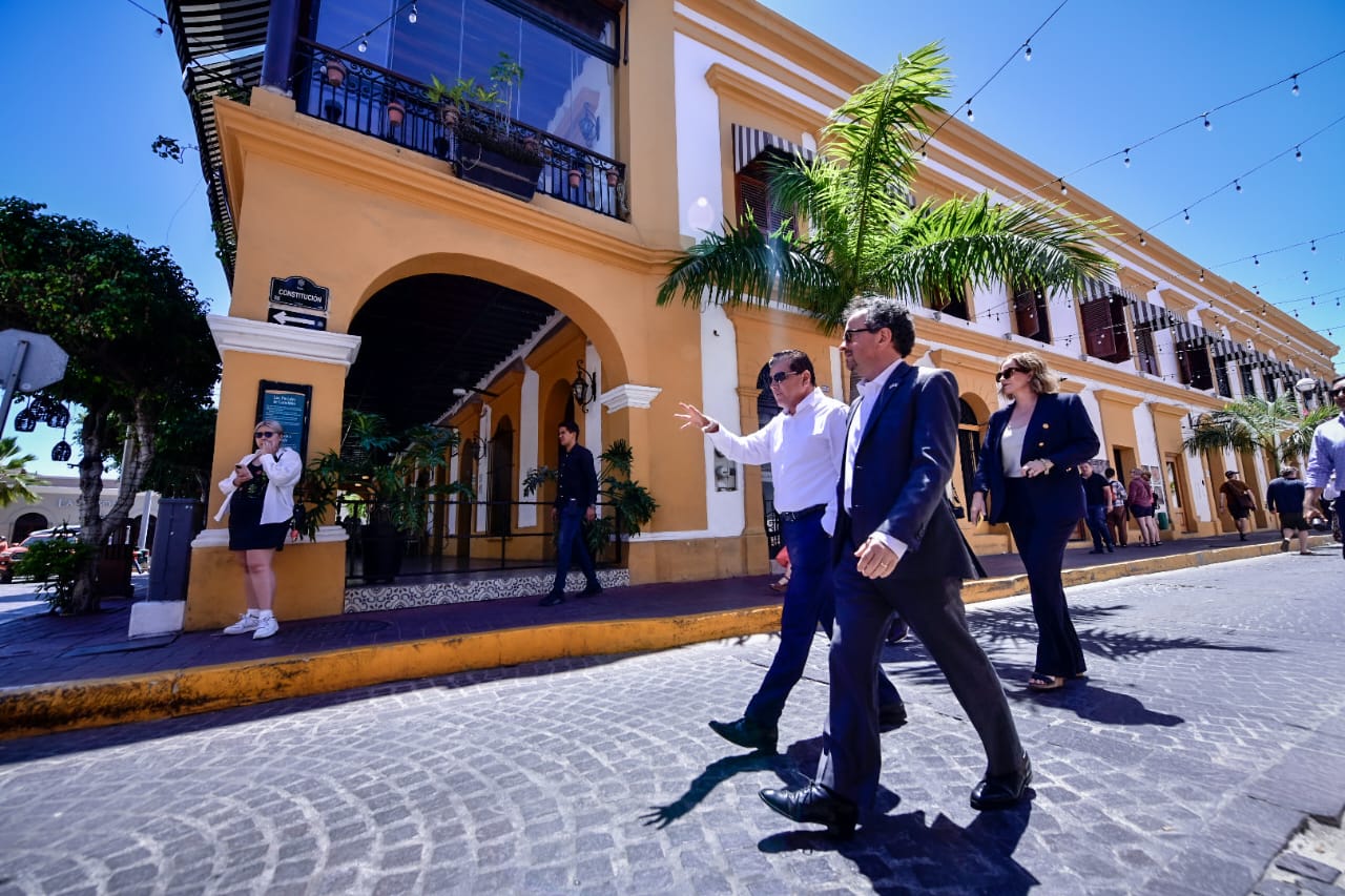 En este momento estás viendo Embajador de Gran Bretaña en México, llega a Mazatlán.