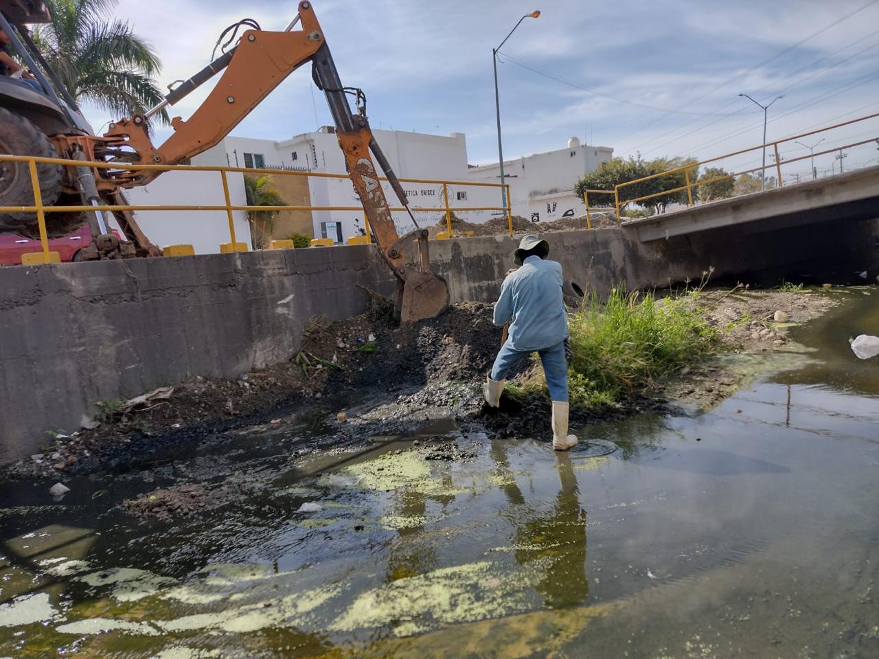 Lee más sobre el artículo Sin detenerse las acciones de limpieza de canales para prevenir inundaciones en Mazatlán.