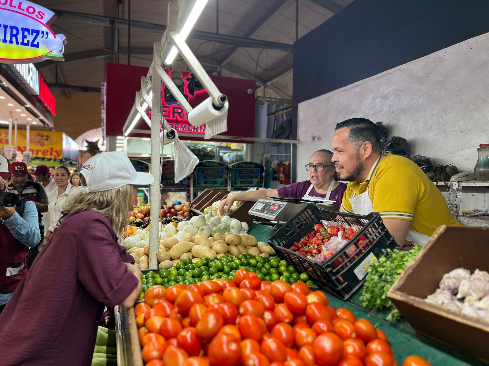 Lee más sobre el artículo ¡Tú vas a ganar! Afirman ante Estrella Palacios, locatarios y clientes del mercado de El Conchi