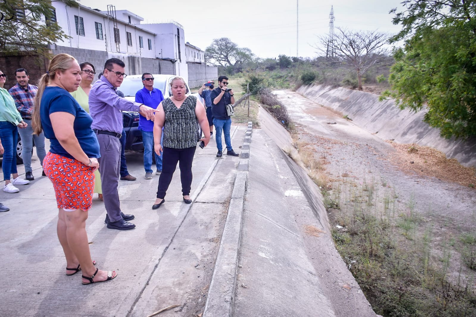 Lee más sobre el artículo Aborda Alcalde Edgar González problema de inundaciones con vecinos de Hacienda del Seminario.