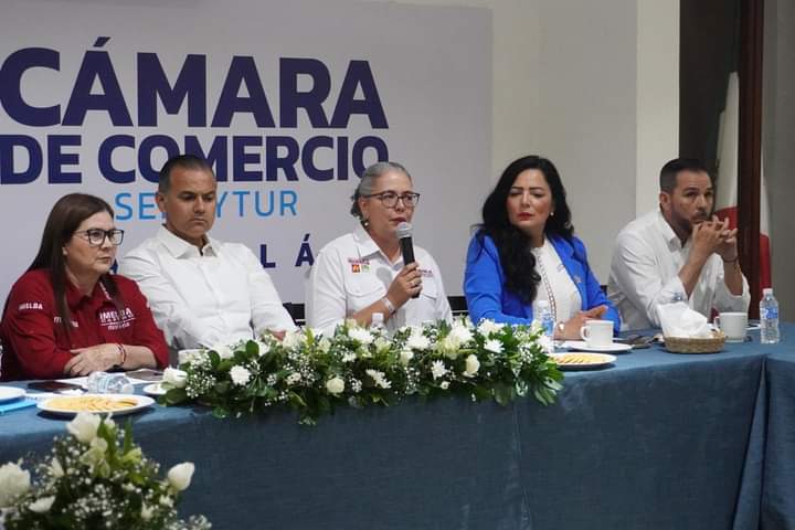 Lee más sobre el artículo Graciela Domínguez se reúne con miembros de la Cámara de Comercio en Mazatlán