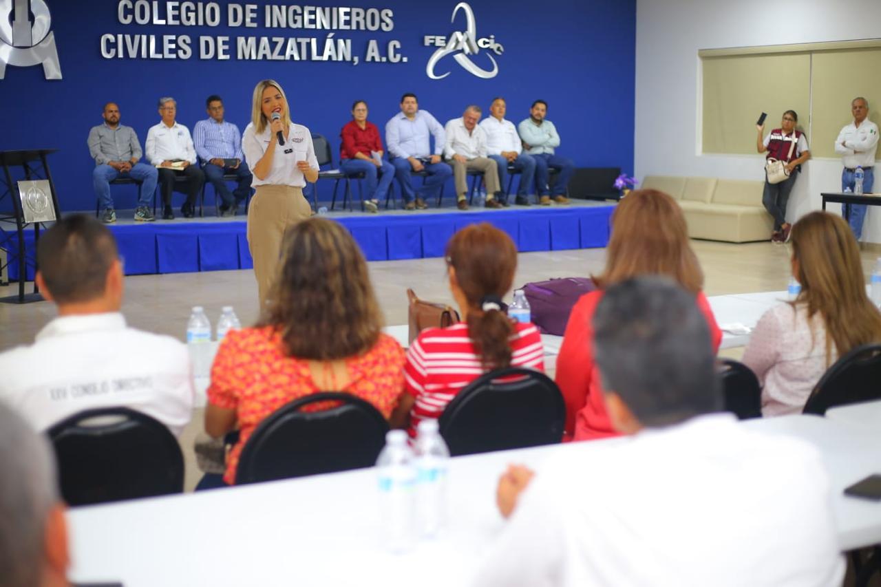 En este momento estás viendo Te vamos apoyar, le dicen a Estrella Palacios los profesionales de la construcción.