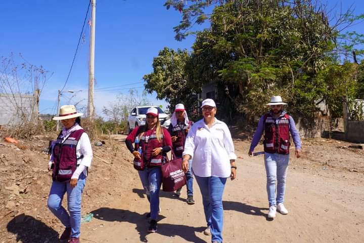 Lee más sobre el artículo Graciela Domínguez recibe agradecimiento de mazatlecos en su recorrido diario por el Distrito 01