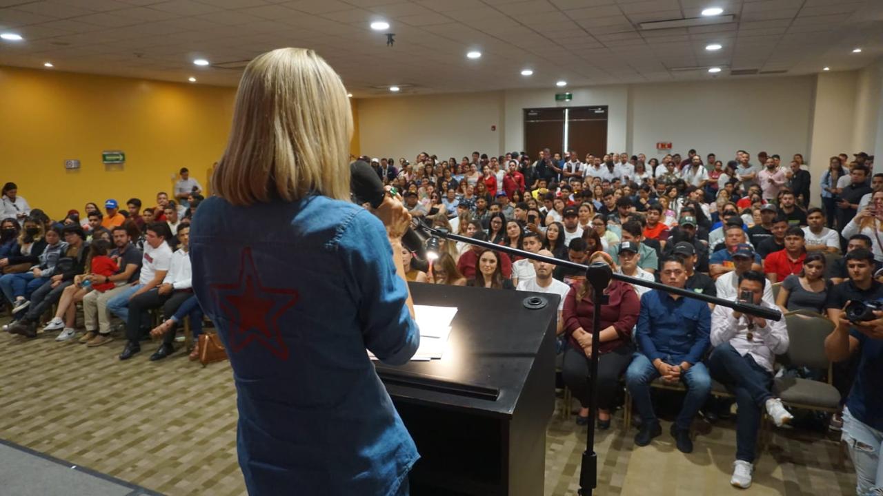 Lee más sobre el artículo Seré su aliada en su camino al éxito, dice Estrella Palacios a jóvenes emprendedores.