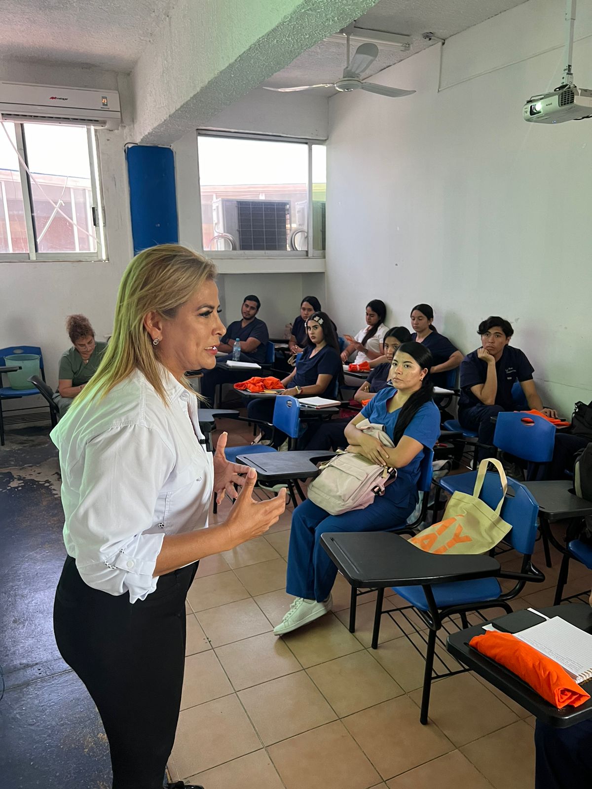 En este momento estás viendo Visita My-Lai Quintero a jóvenes universitarios.