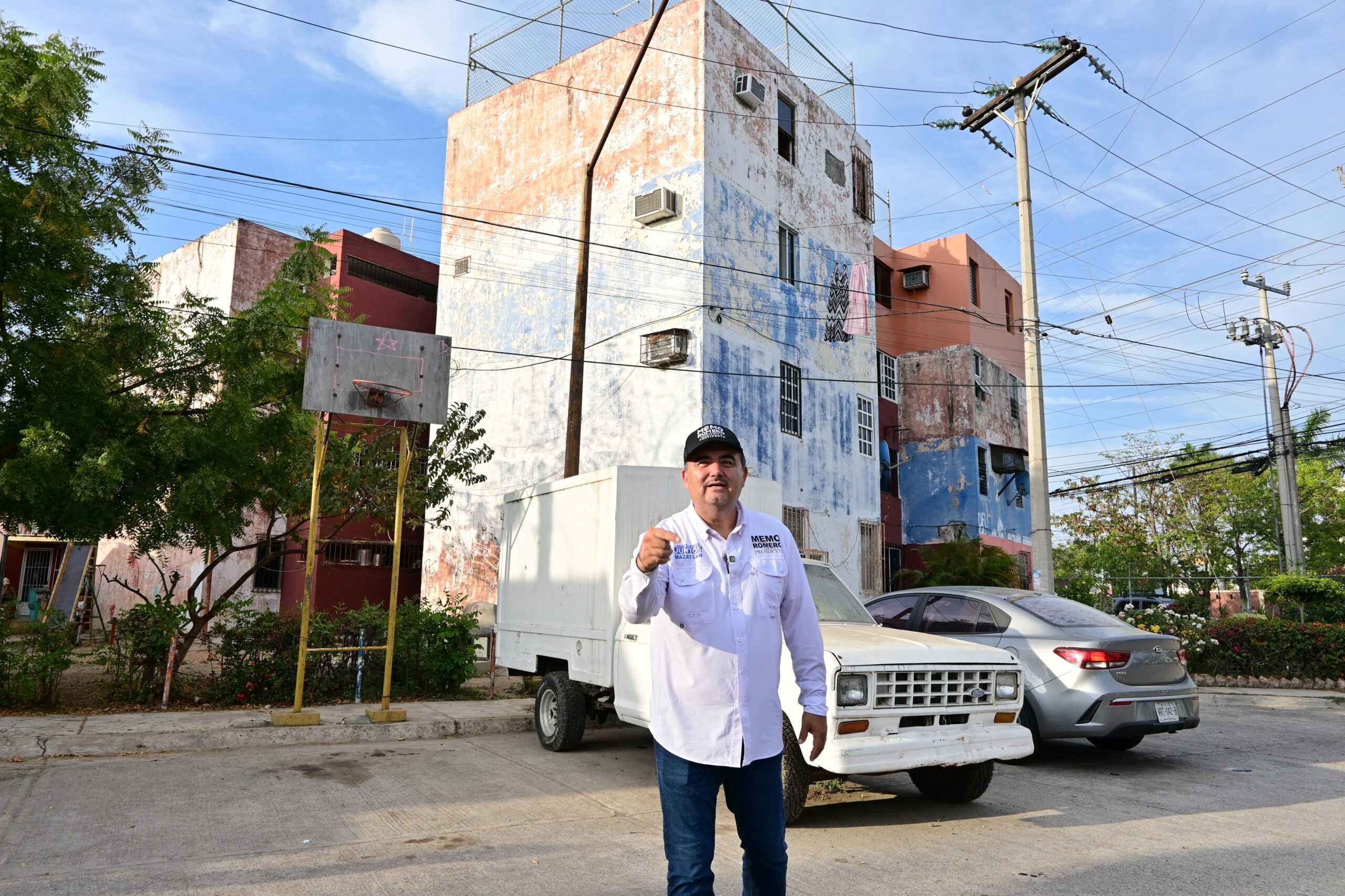 Lee más sobre el artículo Memo Romero se compromete a mejorar Unidades Habitacionales en Mazatlán