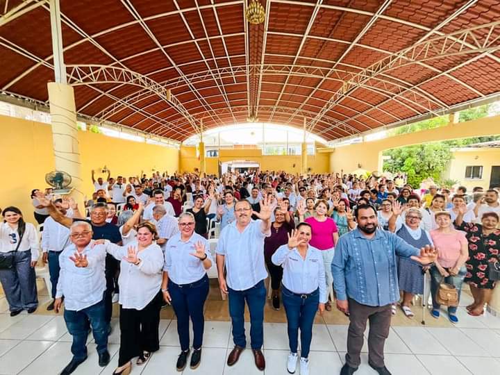 Lee más sobre el artículo Graciela Domínguez sostiene reunión con maestros y ciudadanos en Escuinapa.