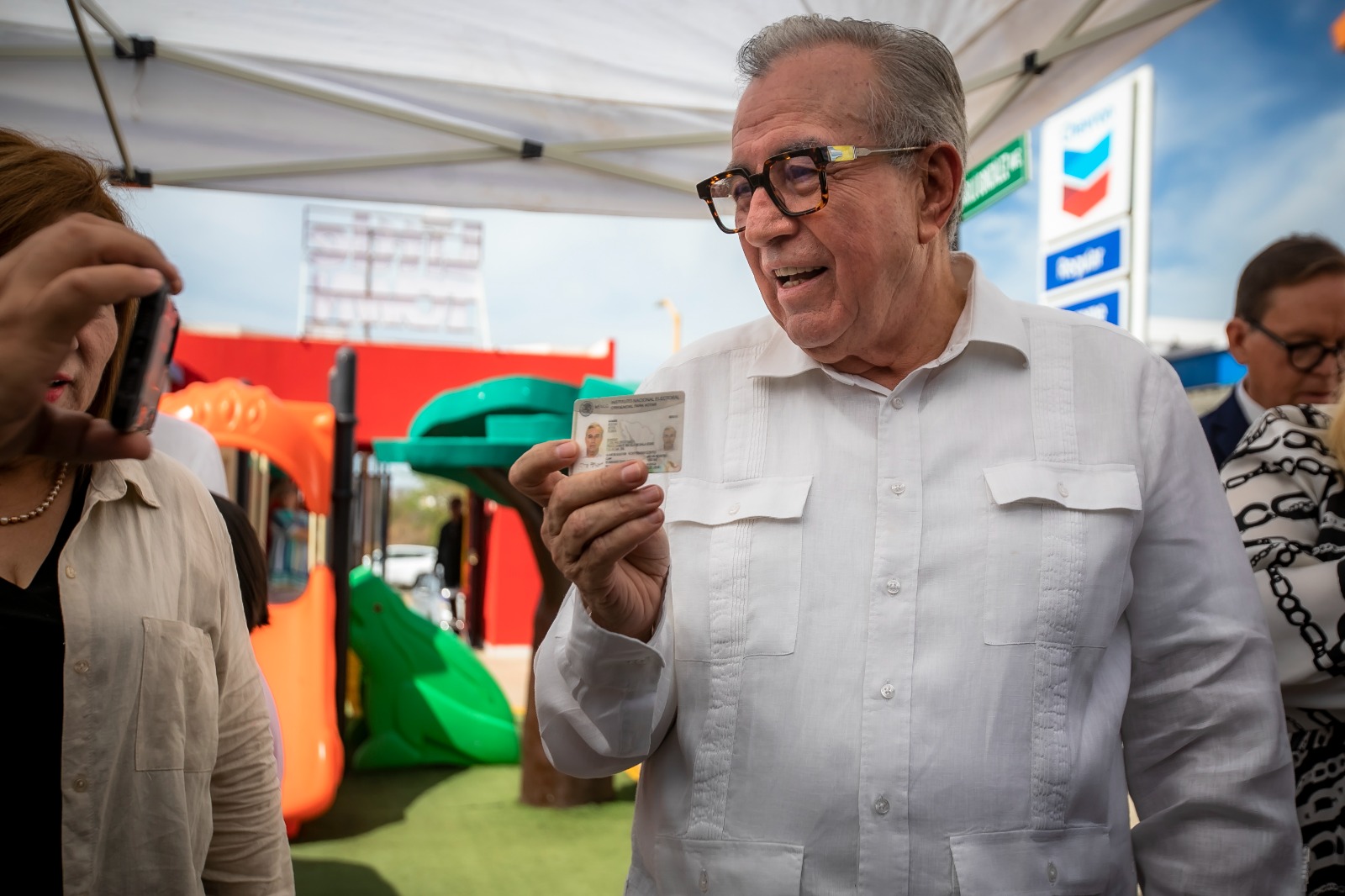 Lee más sobre el artículo El Gobernador Rocha Moya acude a ejercer su derecho al voto.