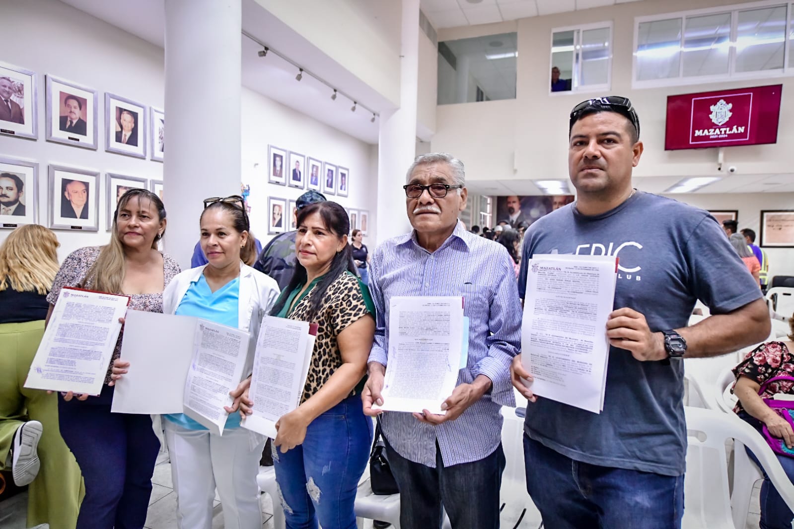 En este momento estás viendo Tienen certeza jurídica 103 familias de Mazatlán al recibir las escrituras de sus viviendas.