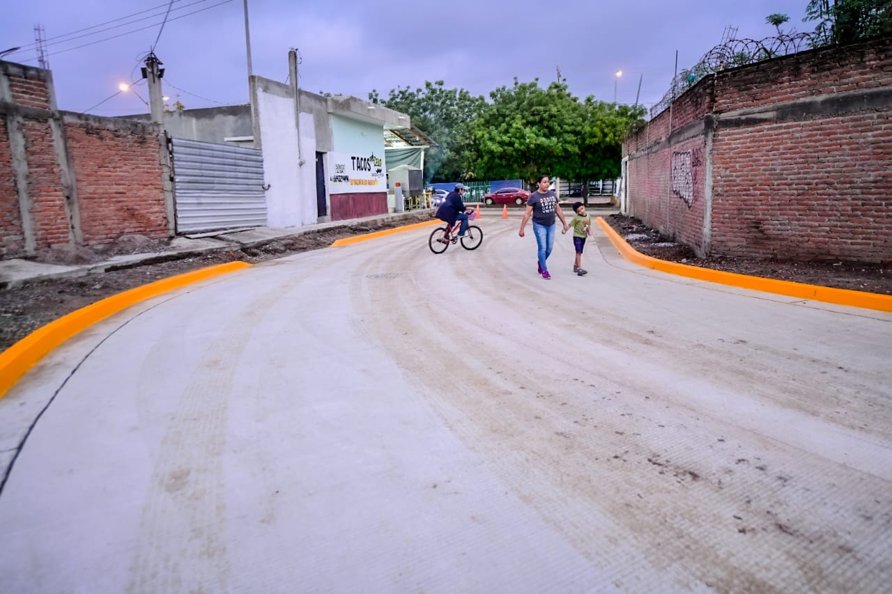 En este momento estás viendo Con 2 millones de pesos Pavimentaron la Calle Siqueros en la Colonia Sinaloa.