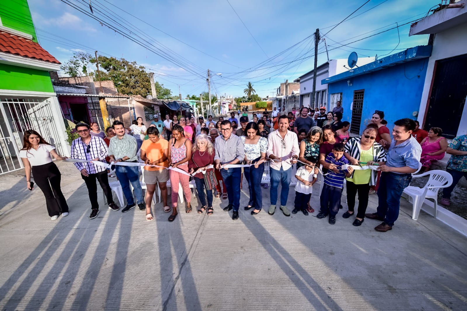 Lee más sobre el artículo El alcalde Edgar González entregó está tarde la pavimentación de la calle Norma Corona.