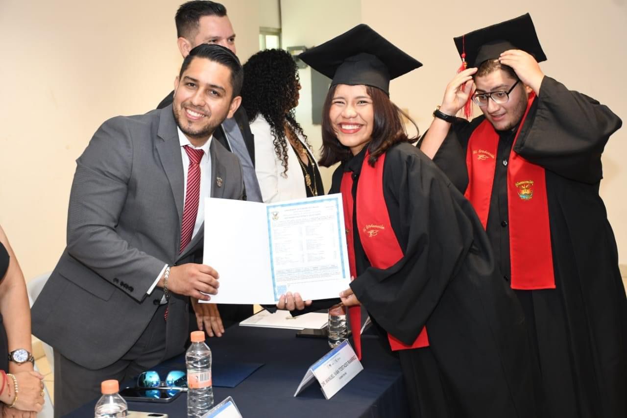 En este momento estás viendo Se gradúan de la Preparatoria “Antonio Rosales” para iniciar su carrera profesional