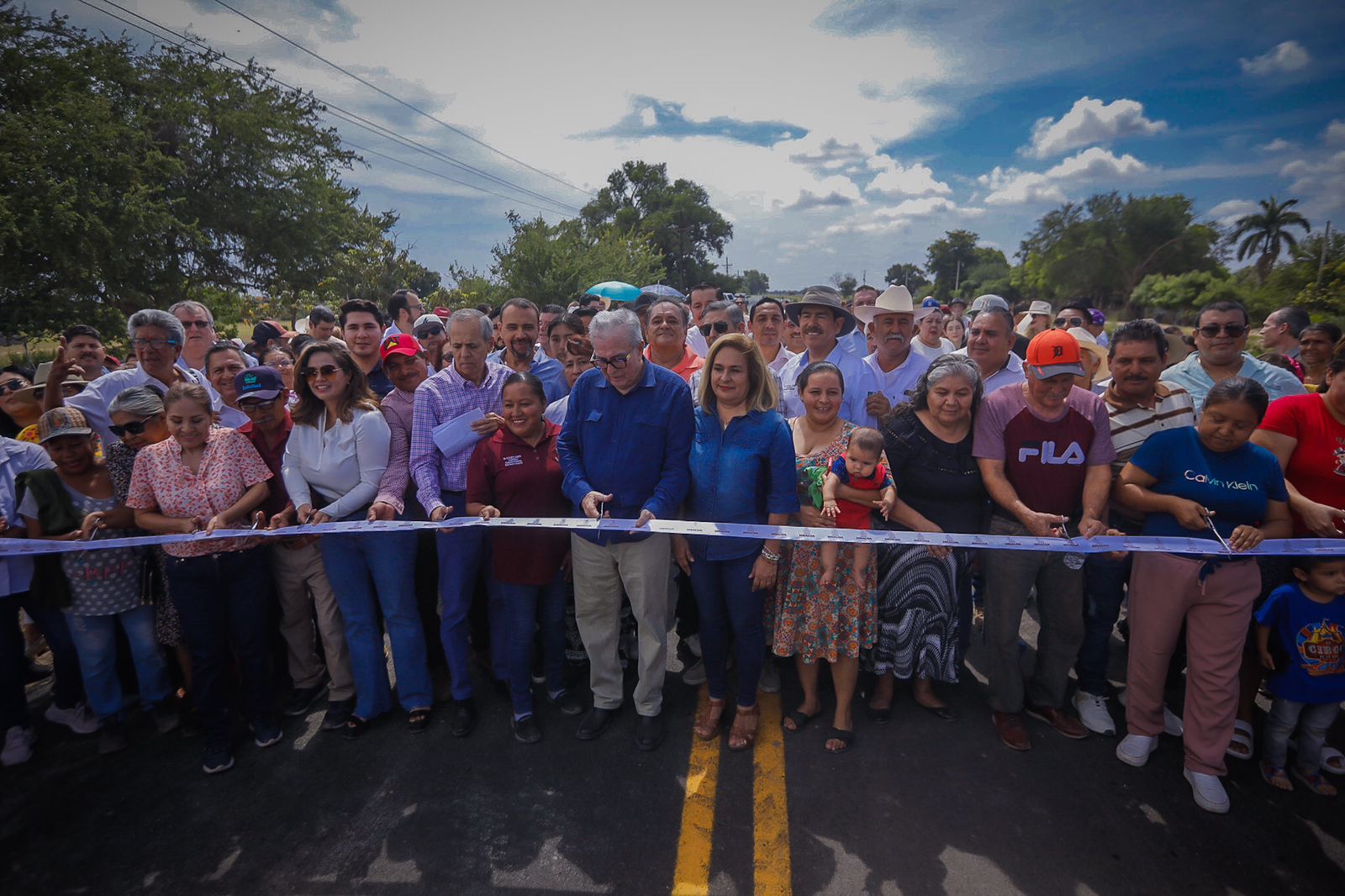 Lee más sobre el artículo Entregan Obra de Pavimento en Los Mochis. Así conectan al ejido Goros Dos con la México 15.