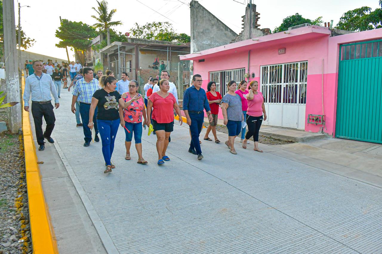 Lee más sobre el artículo “¡Lo logramos!”; Vecinos de la colonia Mazatlán III Celebran Pavimentacion de su Calle.