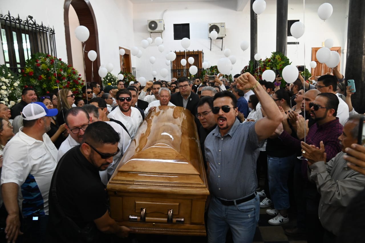 En este momento estás viendo Despiden en la UAS con emotivo Homenaje de Cuerpo Presente al ex Rector Héctor Melesio Cuén Ojeda.