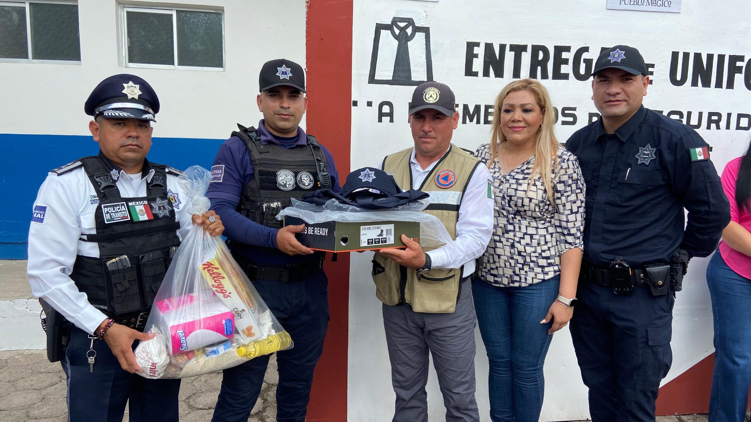 Lee más sobre el artículo Entregan Uniformes a Policías de Rosario.