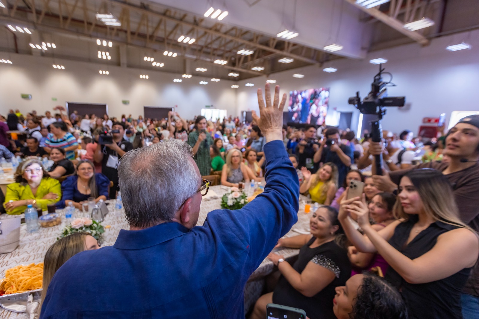 Lee más sobre el artículo Acude Gobernador al Festejo a los Servidores Públicos.