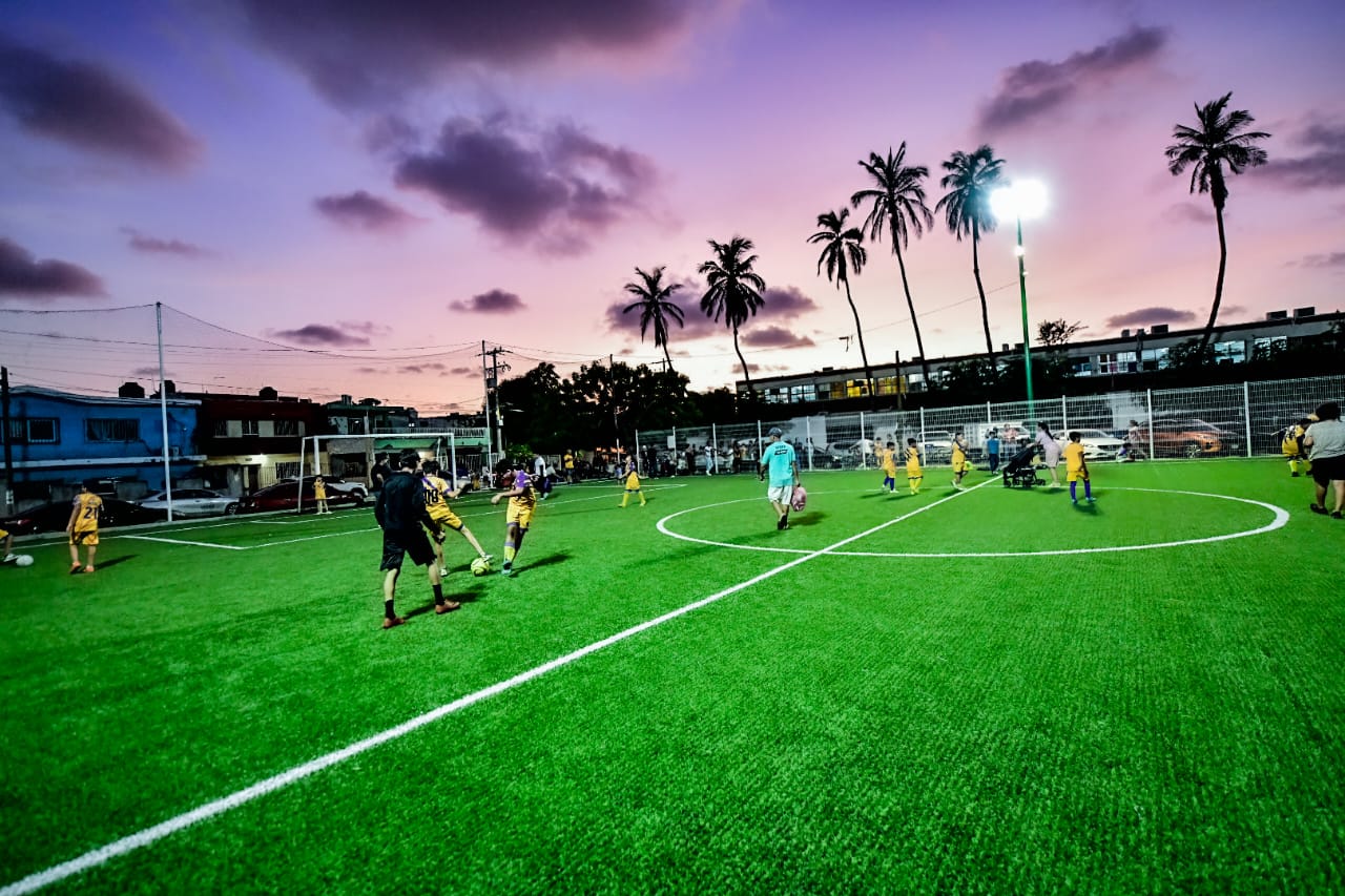 Lee más sobre el artículo Casas Económicas y 12 de Mayo Estrenan Canchas con Pasto Sintético.