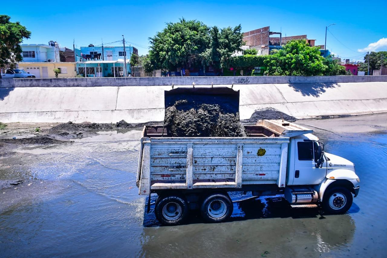 Lee más sobre el artículo Continúa limpieza y desazolve de canales para evitar inundaciones.