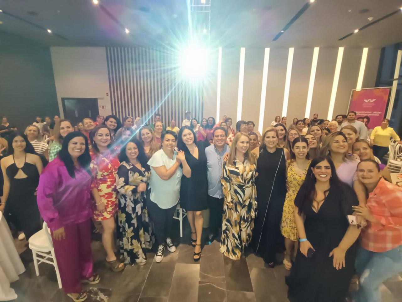 En este momento estás viendo Imparten “Mujer y liderazgo político” en Movimiento Ciudadano de Mazatlán.