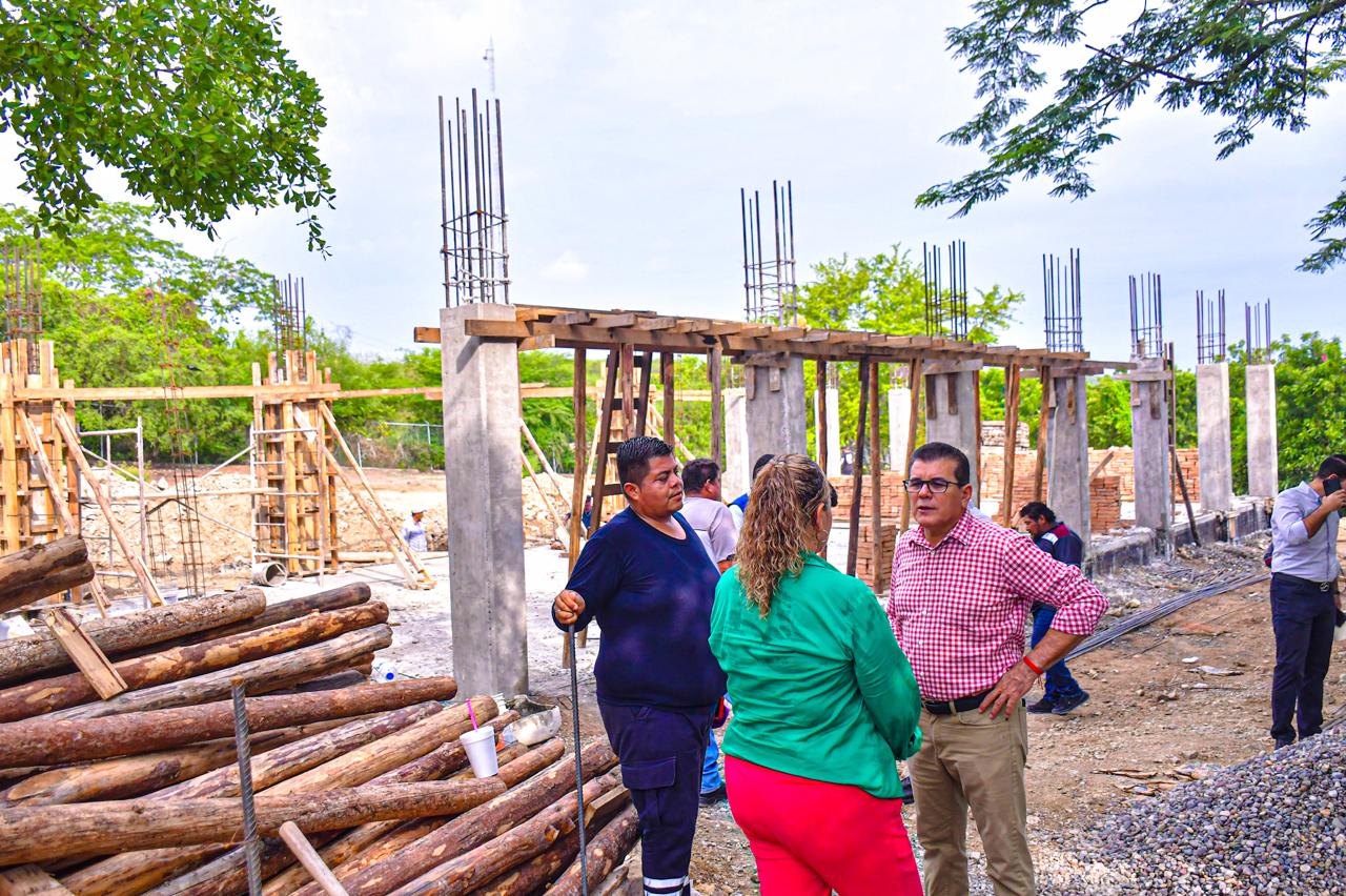 En este momento estás viendo Alcalde supervisa avances de construcción de aulas de Telebachillerato en “El Vainillo”.