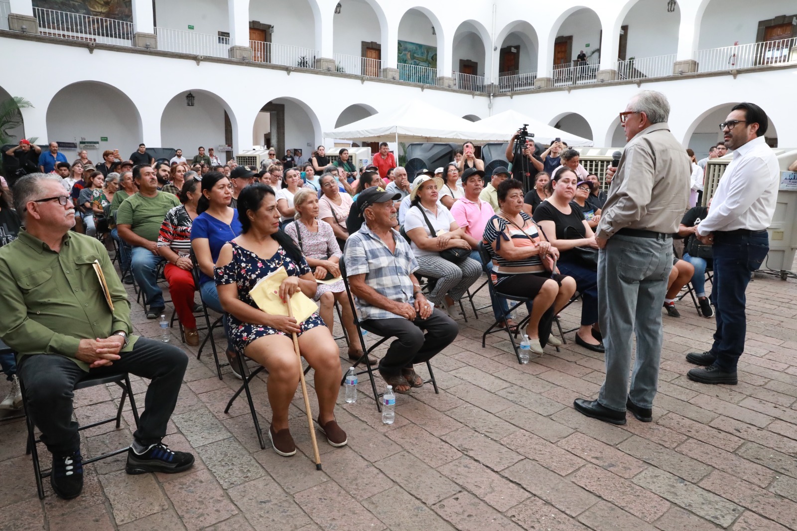 Lee más sobre el artículo Rocha Entrega Cheques del Programa de Apoyo Económico a comerciantes de Culiacán