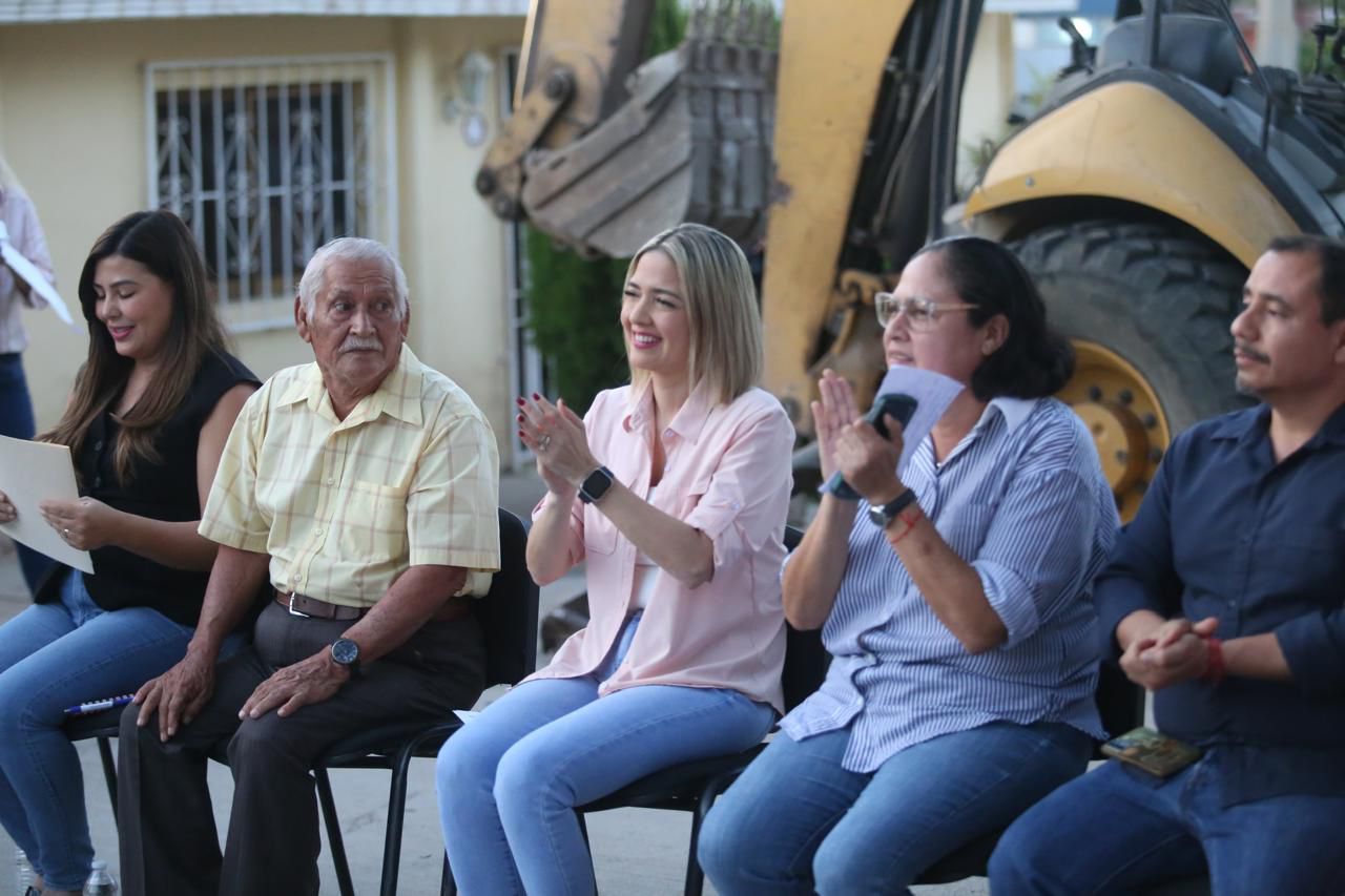 Lee más sobre el artículo Arranca Estrella Palacios nueva pavimentación; ahora en la colonia Mazatlán I