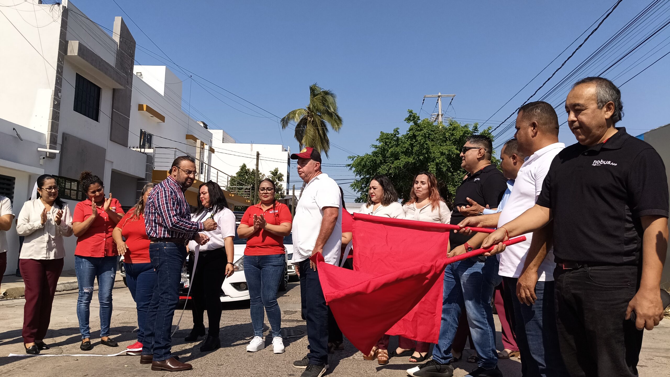 Lee más sobre el artículo Ecotaxis Rojos de Mazatlán Estrenan Plataforma App para Eficientar el Servicio