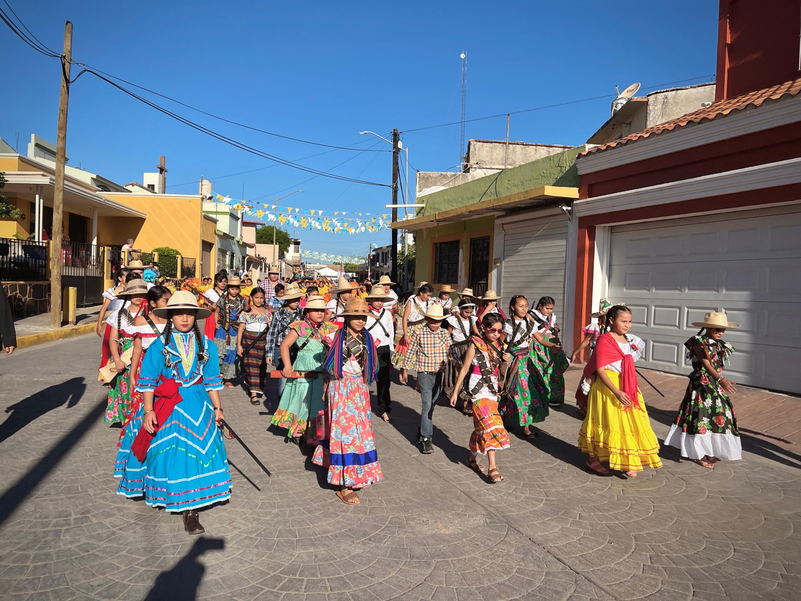 Rosario Celebra el Aniversario de la Revolución Mexicana con un Colorido Desfile