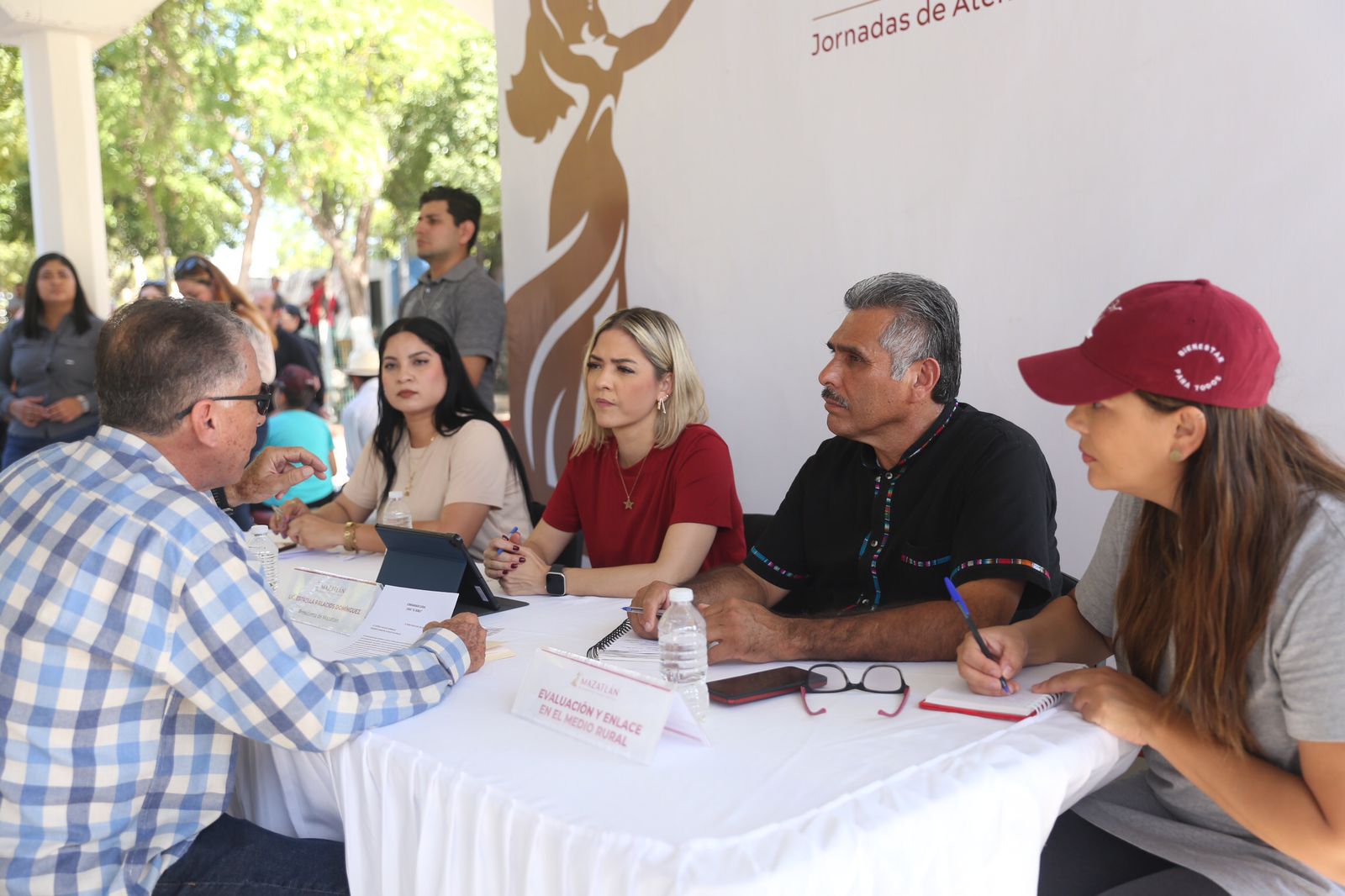 En este momento estás viendo Lleva Estrella Palacios “Contigo Mazatlán” a El Roble.