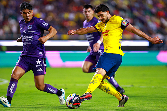 Luis Sanchez (L) of Mazatlan fights for the ball with Henry Martin (R) of America during the 15th round match between Mazatlan FC and America as part of the Liga BBVA MX, Torneo Apertura 2024 at El Encanto Stadium on November 01, 2024 in Mazatlan, Sinaloa, Mexico.