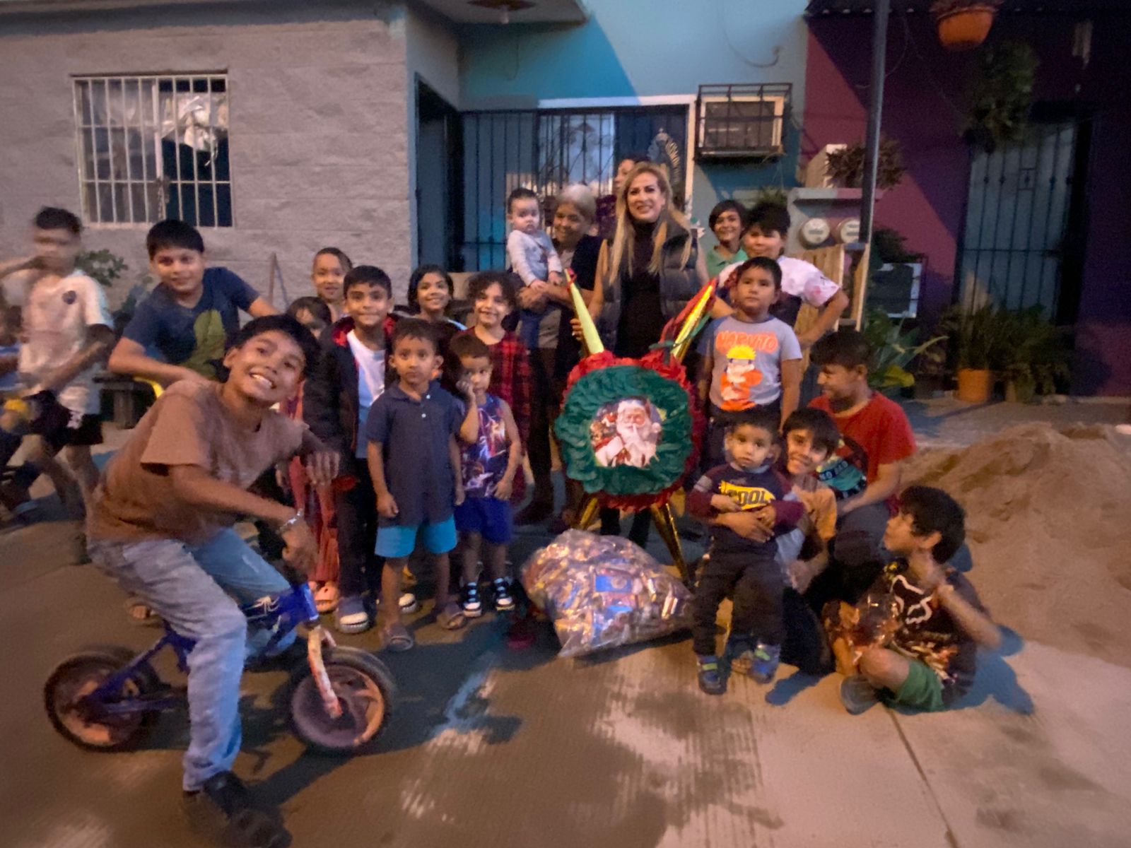 En este momento estás viendo Comparte Regidora Alegría a Niños y Familias en Colonias y Pueblos.