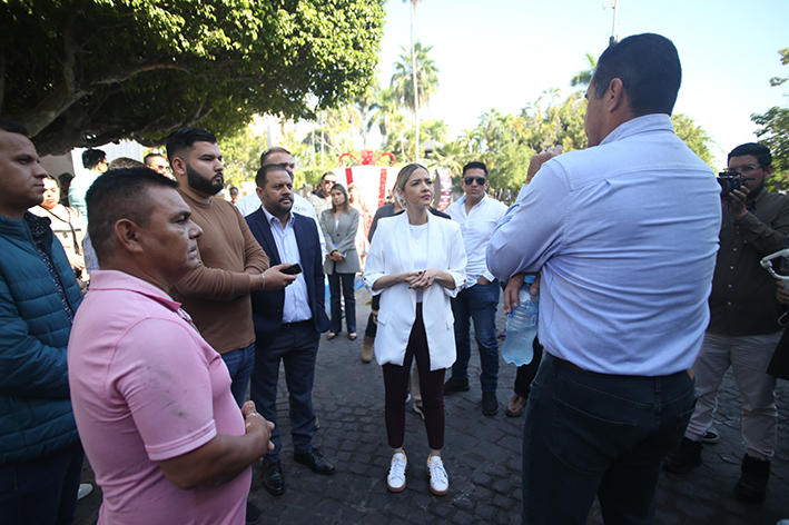 En este momento estás viendo Estrella Palacios ofrece diálogo y atención personal a manifestantes