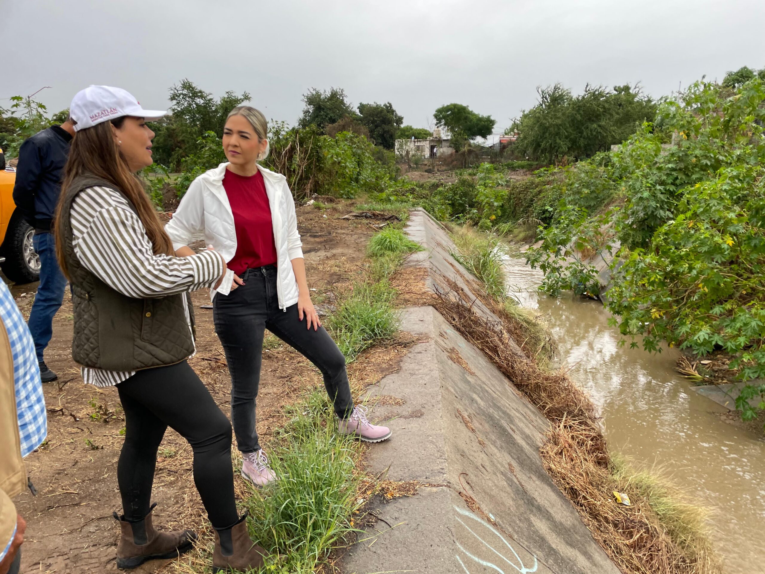 En este momento estás viendo Supervisa Estrella Palacios Trabajos de Desazolve en Canal de Pradera Dorada