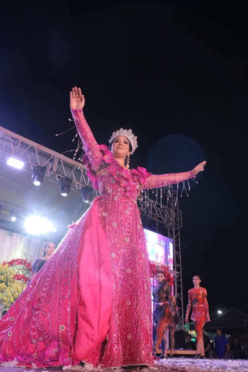 En este momento estás viendo Ayer Coronaron a Anabel I como Reina de la Feria de la Primavera. Antier lo hicieron con la Reina de los Juegos Florales
