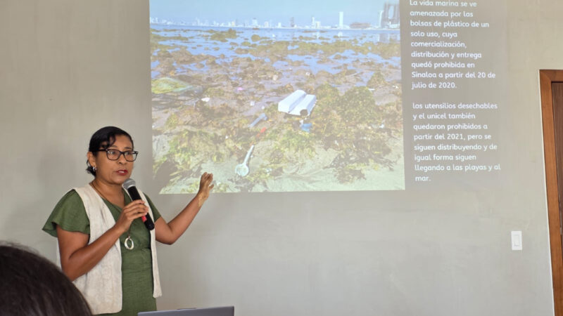 Raquel Zapien imparte plática “Dime algo sobre el Mar”