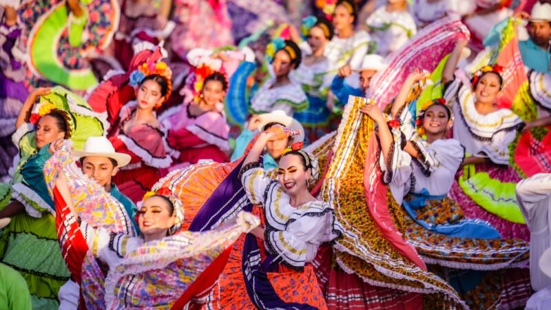 Casa del Marino se llena de color y danza con «El Sinaloense» y «El Sauce y la Palma»