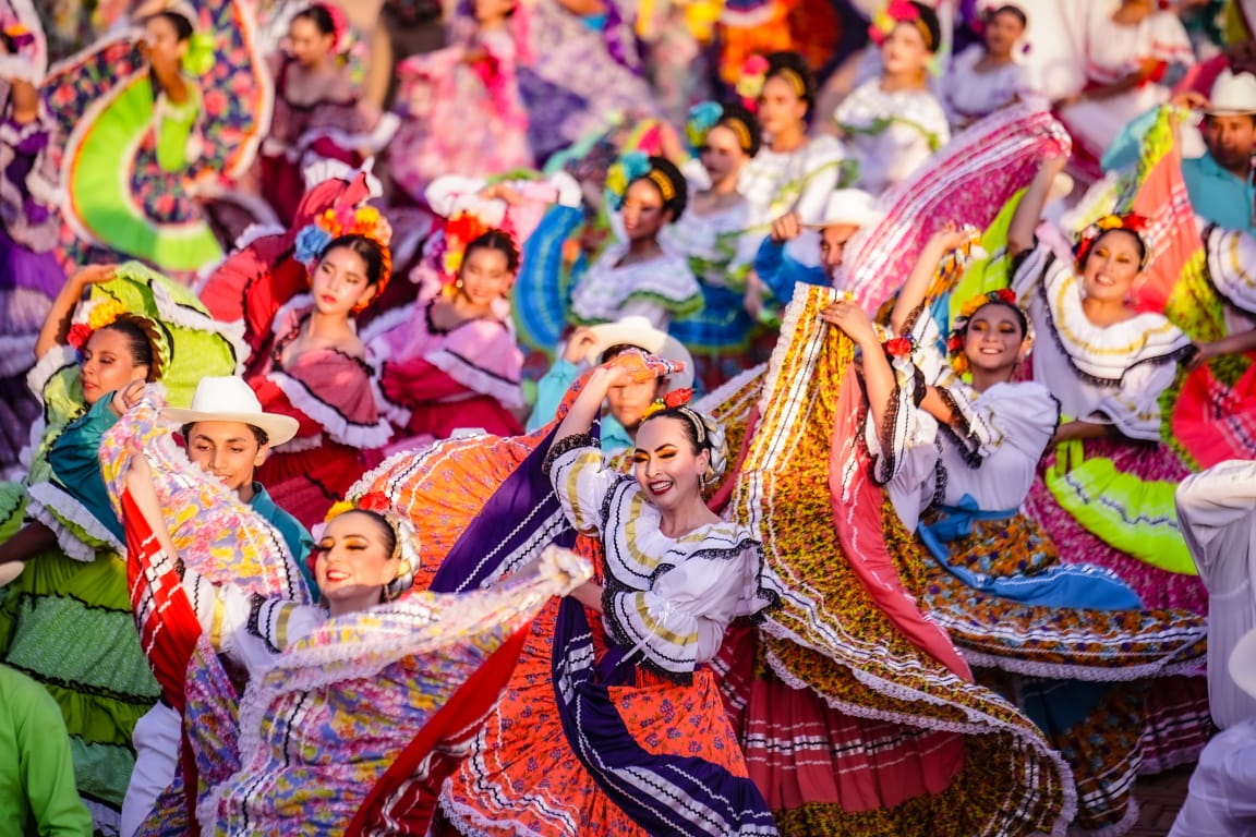 Lee más sobre el artículo Casa del Marino se llena de color y danza con “El Sinaloense” y “El Sauce y la Palma”