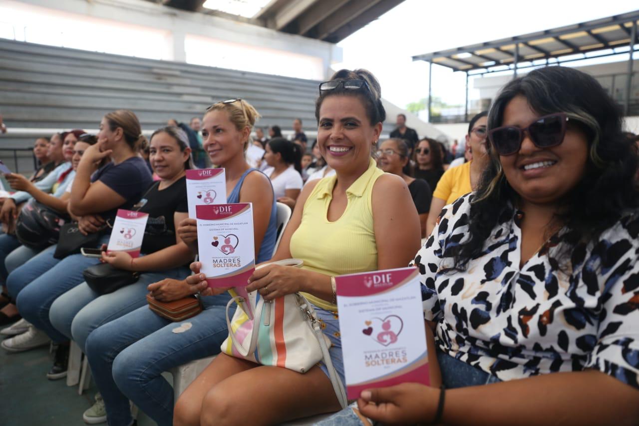 Lee más sobre el artículo Entregó la Presidenta apoyos económicos a 200 madres solteras de Mazatlán