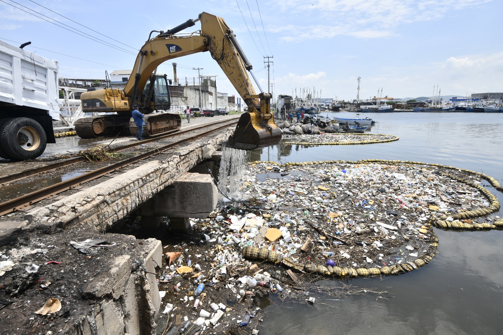 Lee más sobre el artículo Levantan Desechos del Puente Juárez