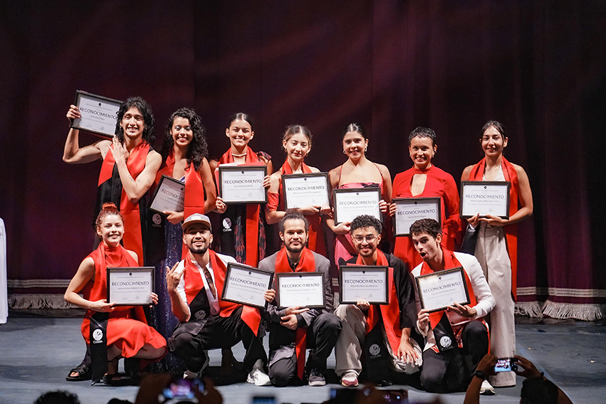 Lee más sobre el artículo Se graduan 12 nuevos talentos en Danza Profesional