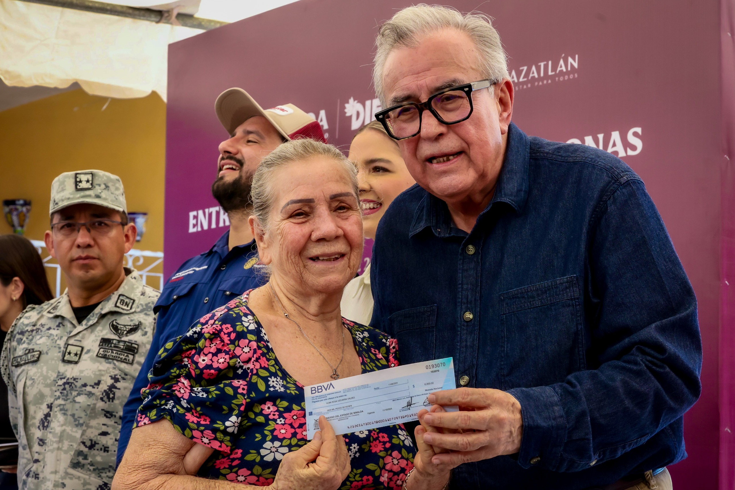 Lee más sobre el artículo Entrega Rocha apoyos emergentes a familias afectadas por inundaciones en Mazatlán