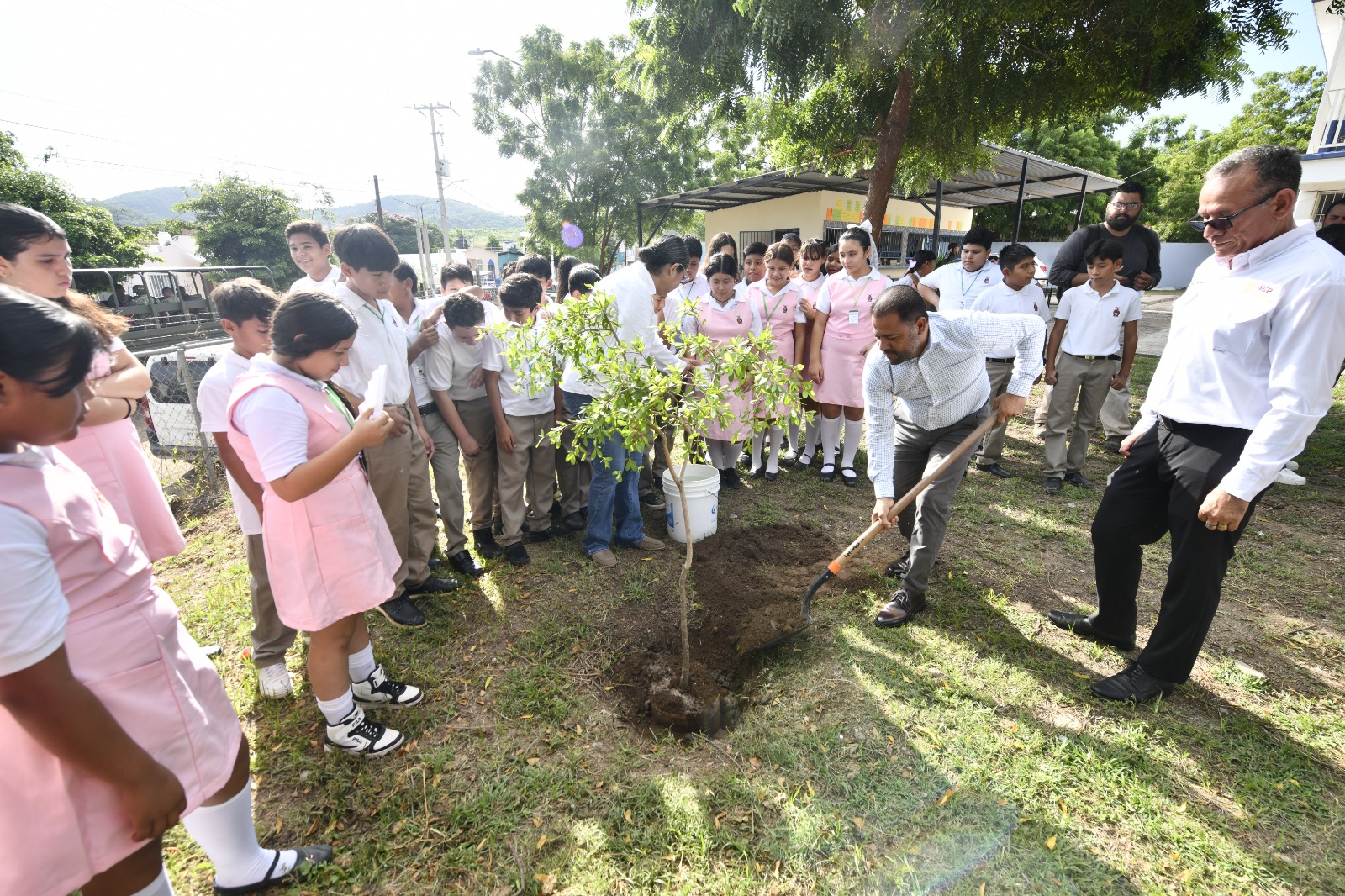 Lee más sobre el artículo Presiden autoridades municipales Lunes Cívico en Secundaria Bicentenario de la Independencia