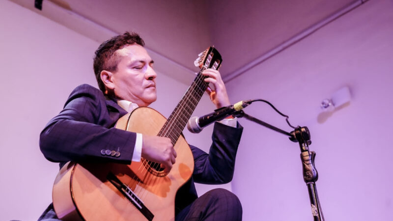 Con 25 años de trayectoria, Francisco Bibriesca hace vibrar Casa Haas con su gira “Besos Eternos”