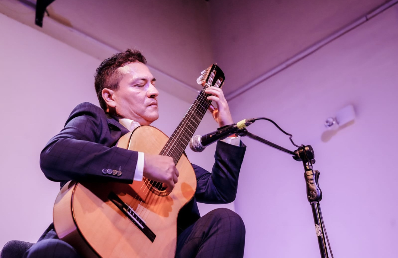 Lee más sobre el artículo Con 25 años de trayectoria, Francisco Bibriesca hace vibrar Casa Haas con su gira “Besos Eternos”