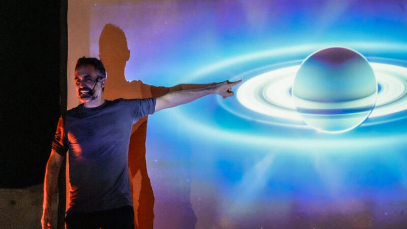 El Universo se condensa en el escenario con Fernando de Retes