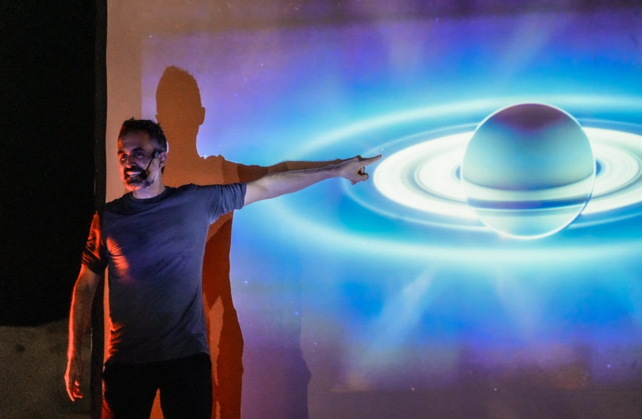 Lee más sobre el artículo El Universo se condensa en el escenario con Fernando de Retes